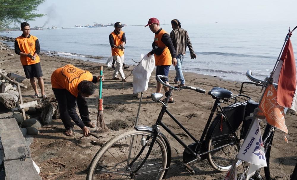 BERSIHKAN SAMPAH di PANTAI SIGANDU