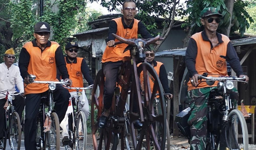 Hari Sepeda Sedunia, Papitob Keliling Batang dan Bersihkan Pantai Sigandu