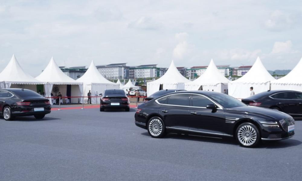 Presiden Jokowi dan Ibu Iriana Mencoba Mobil Listrik