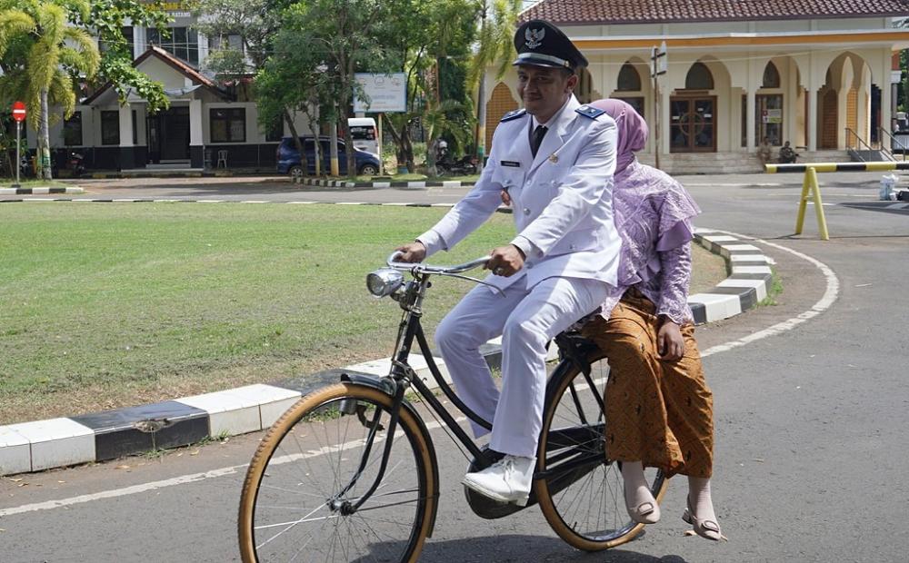 NAIK SEPEDA ke PELANTIKAN KADES