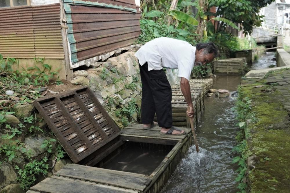 BERSIHKAN KERAMBA IKAN