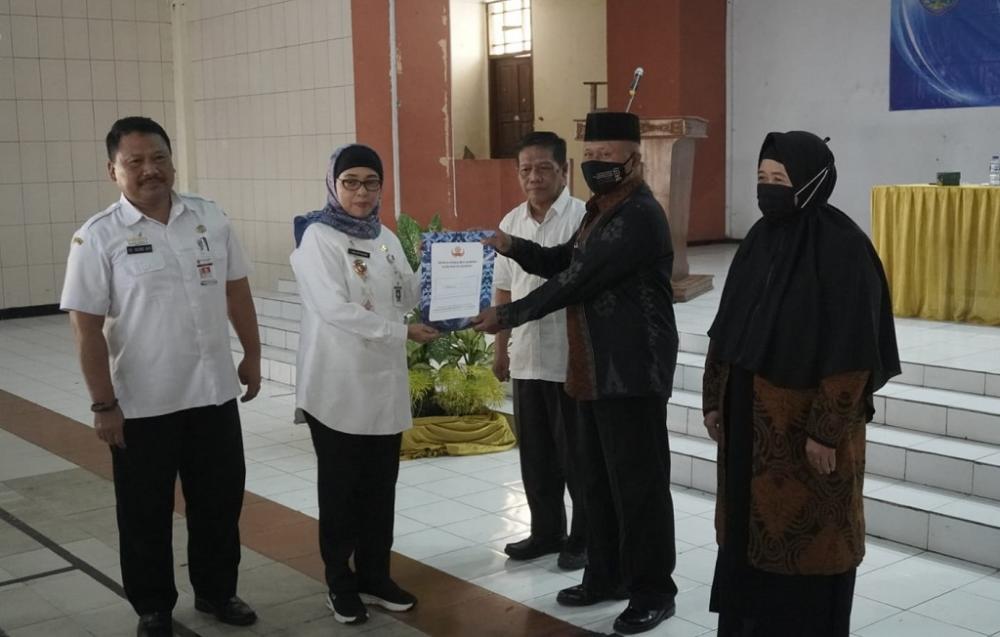 Pj Bupati Batang Serahkan Tali Asih Korpri Kepada 133 PNS Purna