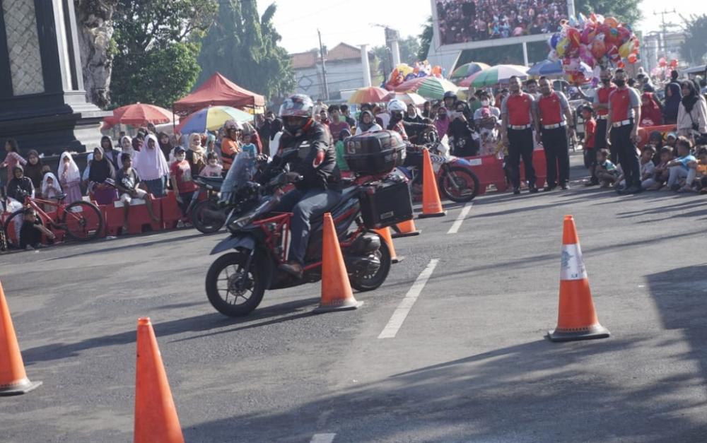 HUT Bhayangkara Ke-76, Satlantas Polres Batang Kampanyekan Safety Riding