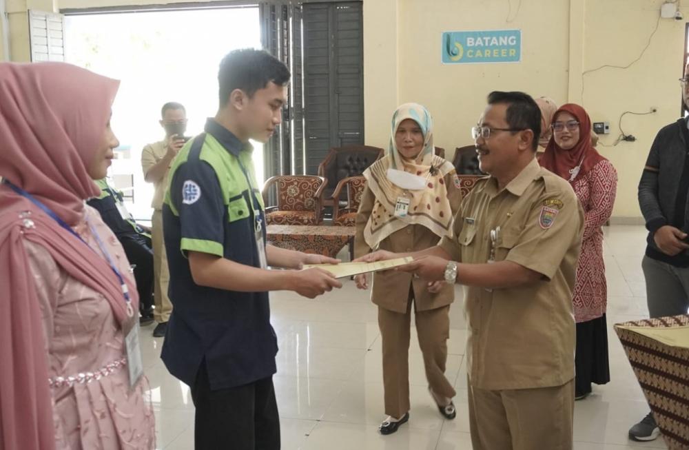 BERIKAN SERTIFIKAT PELATIHAN 