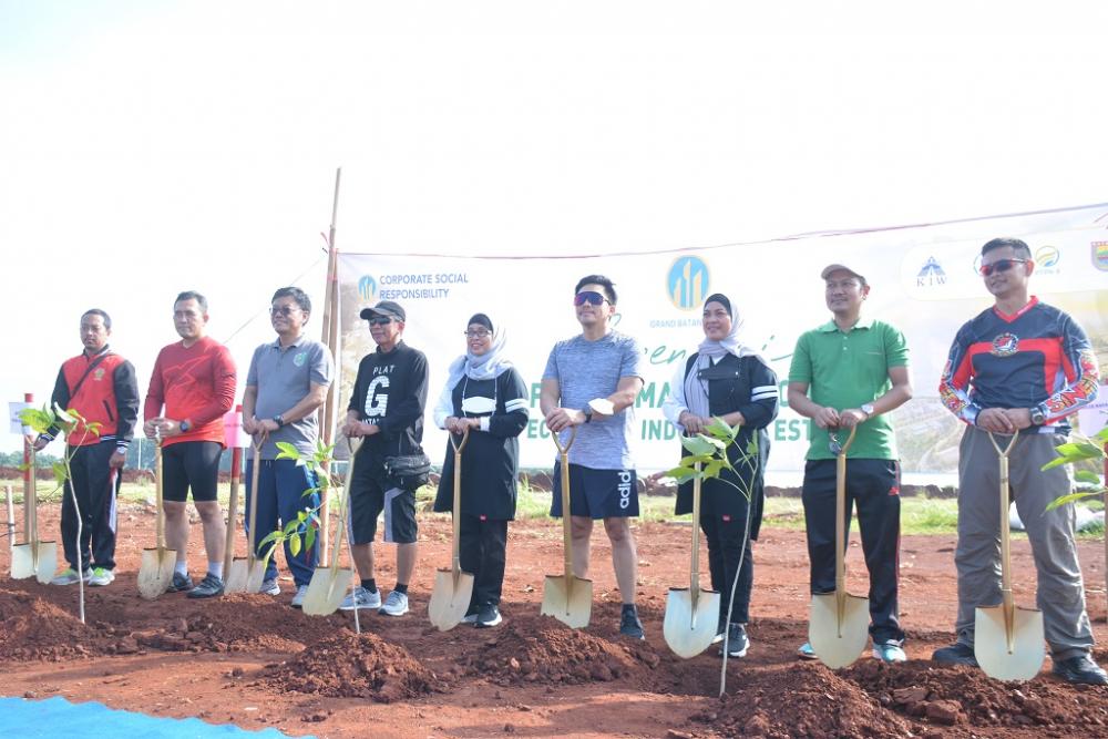 Pj Bupati Batang Tanam 1.000 Pohon Dukung Go Green Indonesia