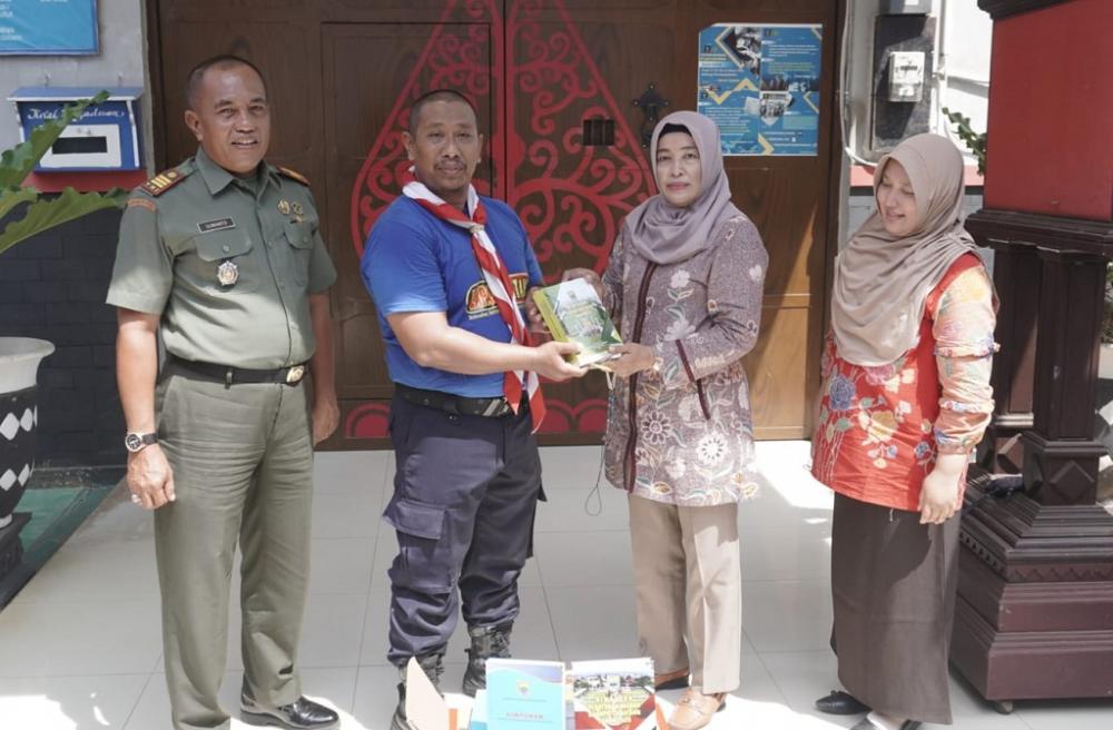 Hari Dharma Karya Dhika, Bagian Hukum Setda Batang Berikan 34 Buku Perda Baru Tahun 2021