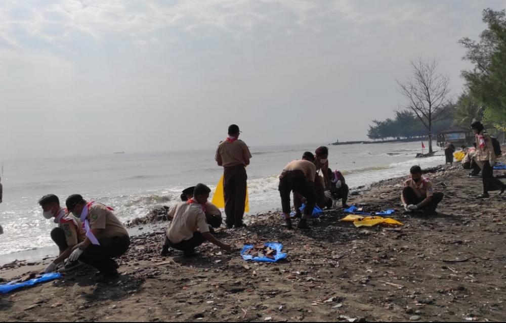 Jaga Lingkungan Sehat, SBH Bersihkan Pantai Sigandu