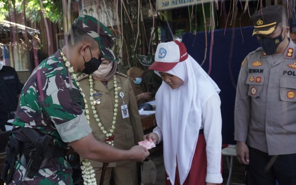 BERIKAN KIA ke SISWA SD