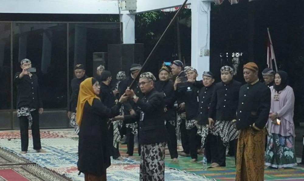 SERAHKAN TOMBAK ABIRAWA