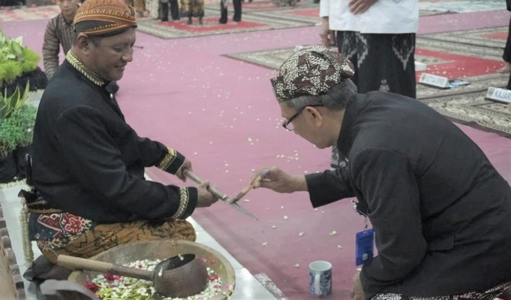 RITUAL PENGOLESAN PUSAKA TOMBAK ABIRAWA