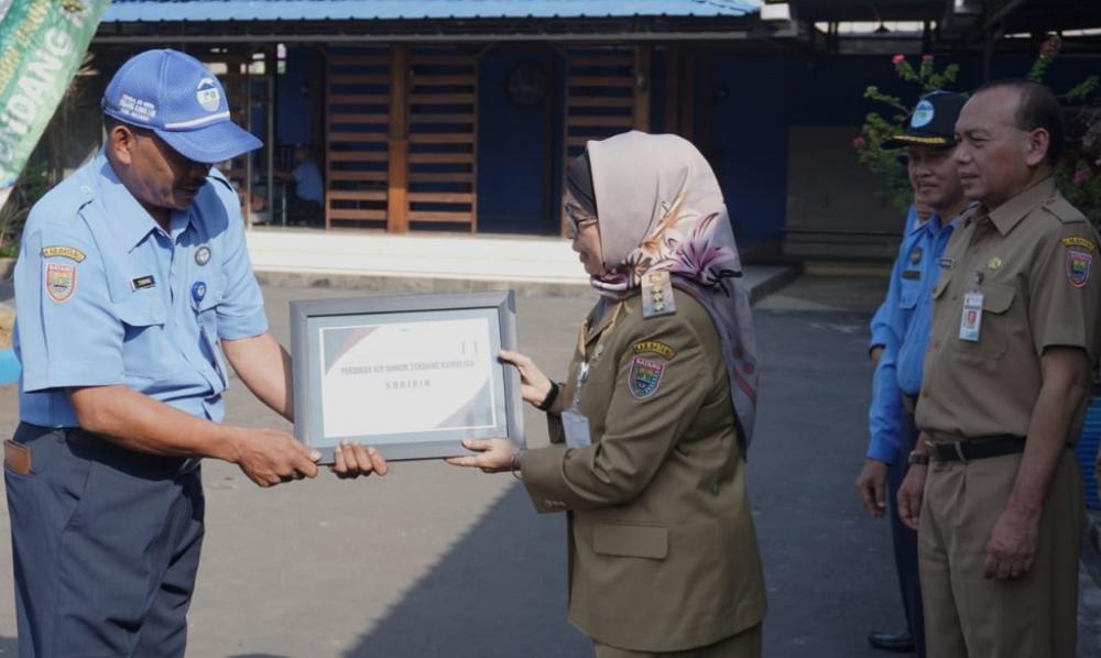 BERIKAN PENGHARGAAN PENGABDIAN PEGAWAI PUDAM