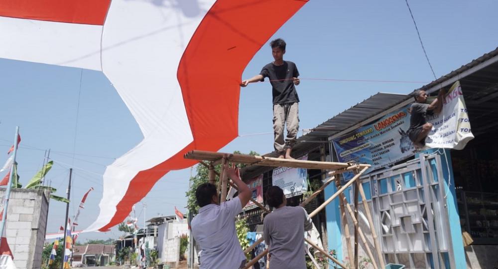 Bendera Merah Putih Sepanjang 248 Meter Hiasi Perumahan Mutiara Tragung Batang