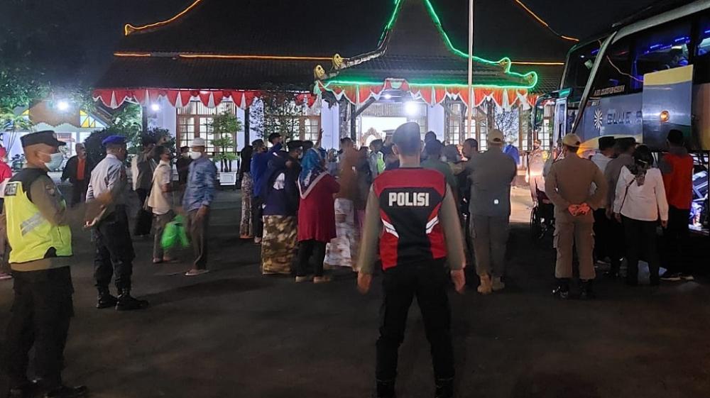 Keluarga Sambut Kepulangan Jamaah Haji dengan Haru