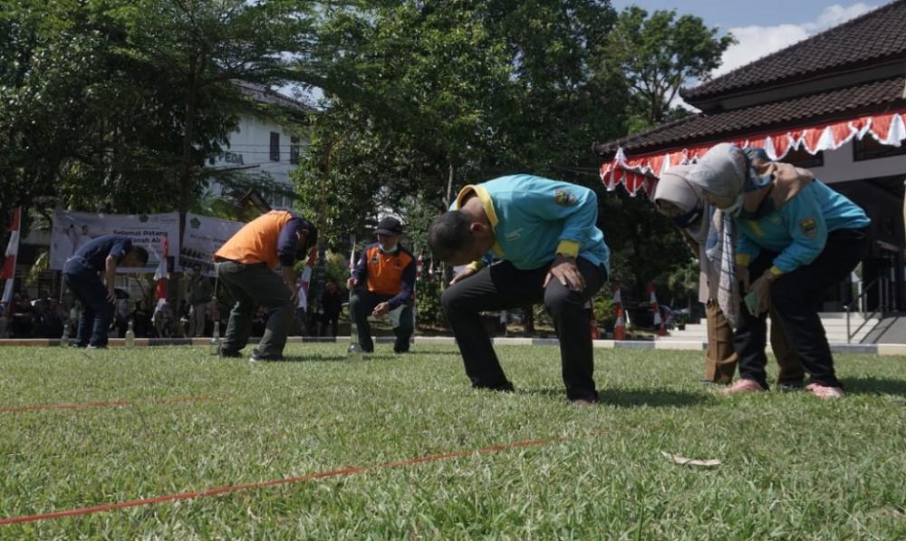 LOMBA MEMASUKKAN PENSIL DALAM BOTOL