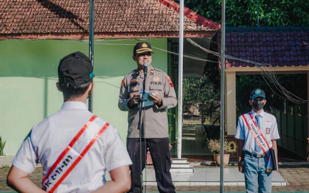 Pejabat Polres Serentak Jadi Pembina Upacara SMP dan SMA di Batang