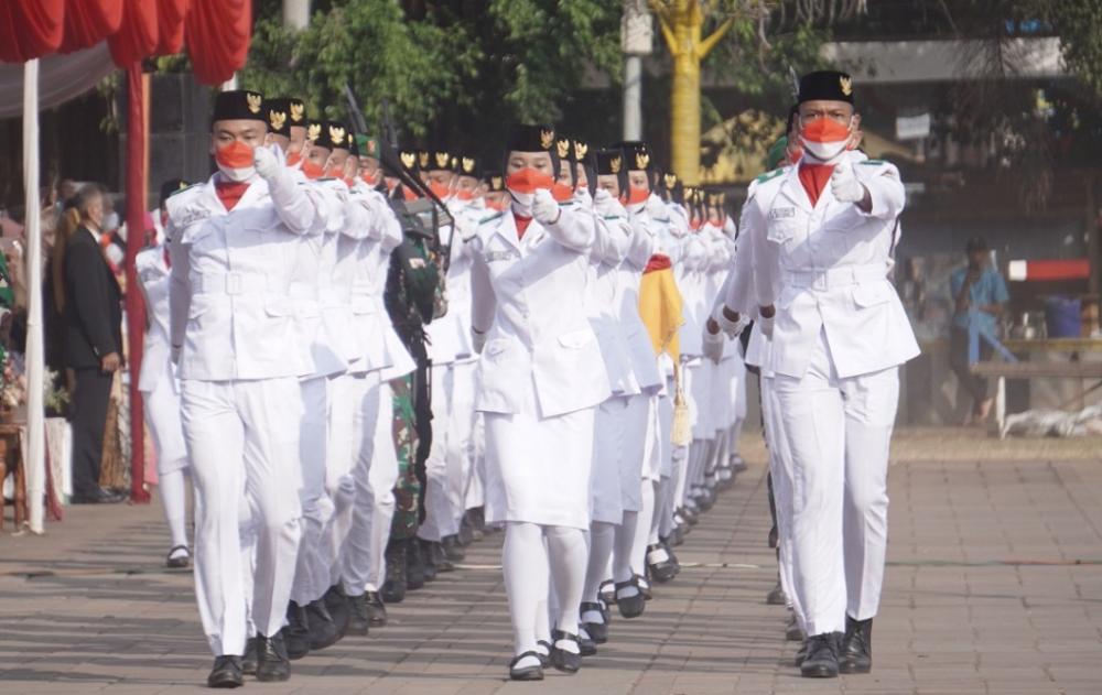 PASKIBRAKA MEMASUKI LAPANGAN UPACARA
