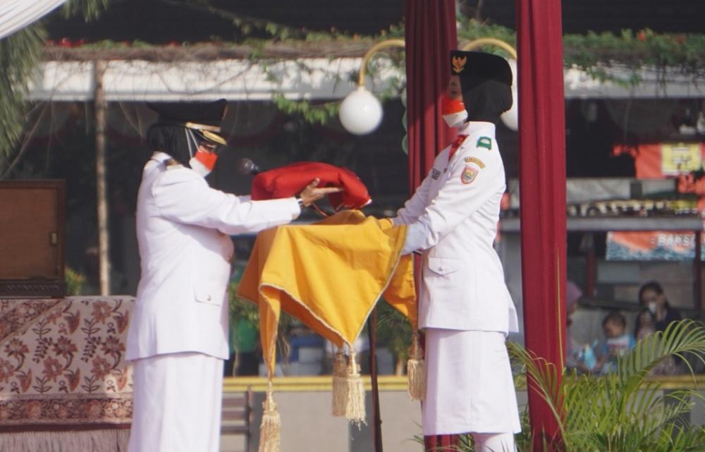 SERAHKAN SANG SAKA MERAH PUTIH