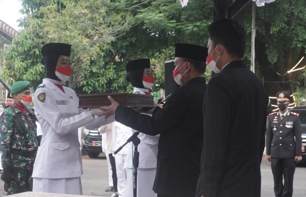 SEMAYAMKAN BENDERA MERAH PUTIH