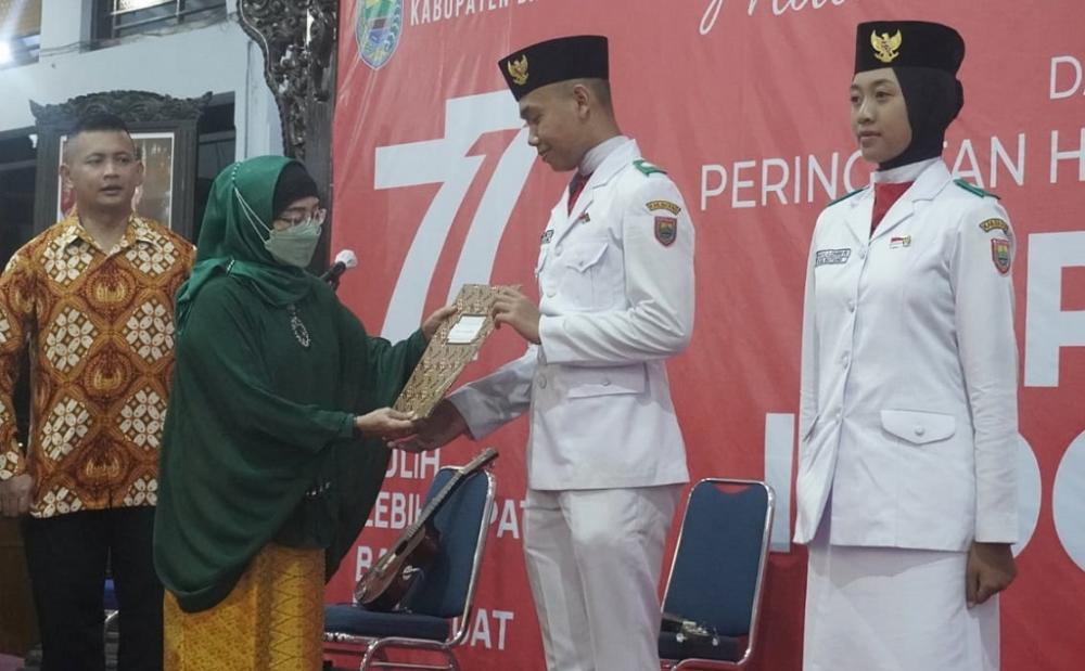 SERAHKAN PIAGAM PASKIBRAKA