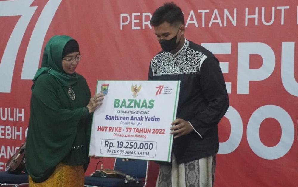 BERIKAN SANTUNAN ANAK YATIM 