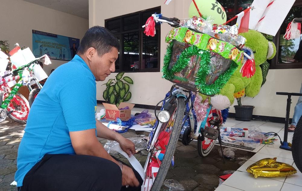 MENGHIAS SEPEDA PAWAI