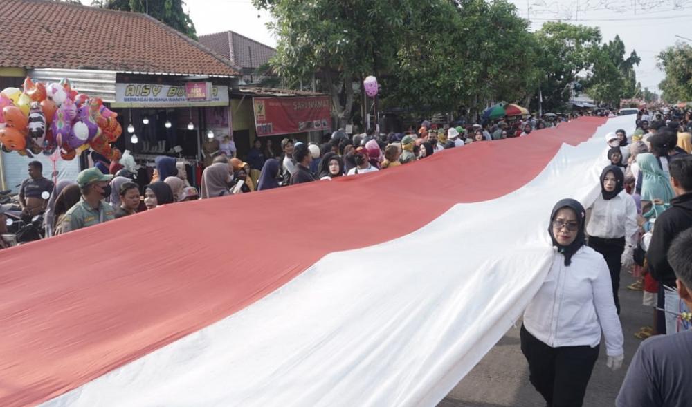 BENDERA MERAH PUTIH SEPANJANG 77 METER