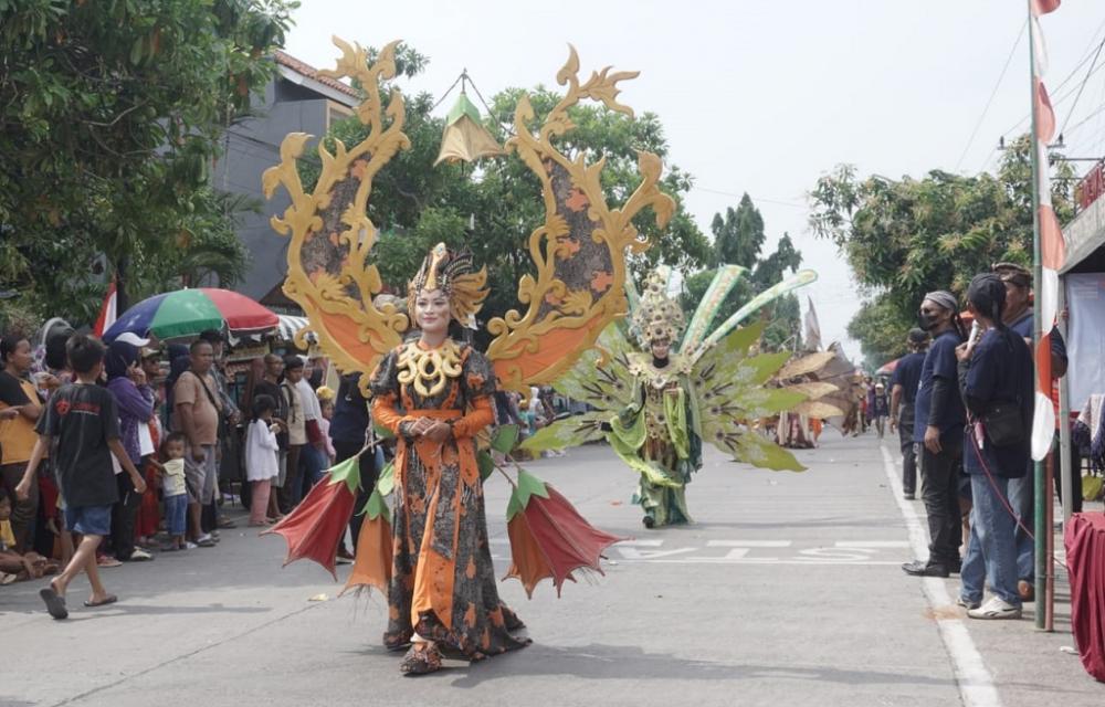TAMPILKAN BUSANA KREASI