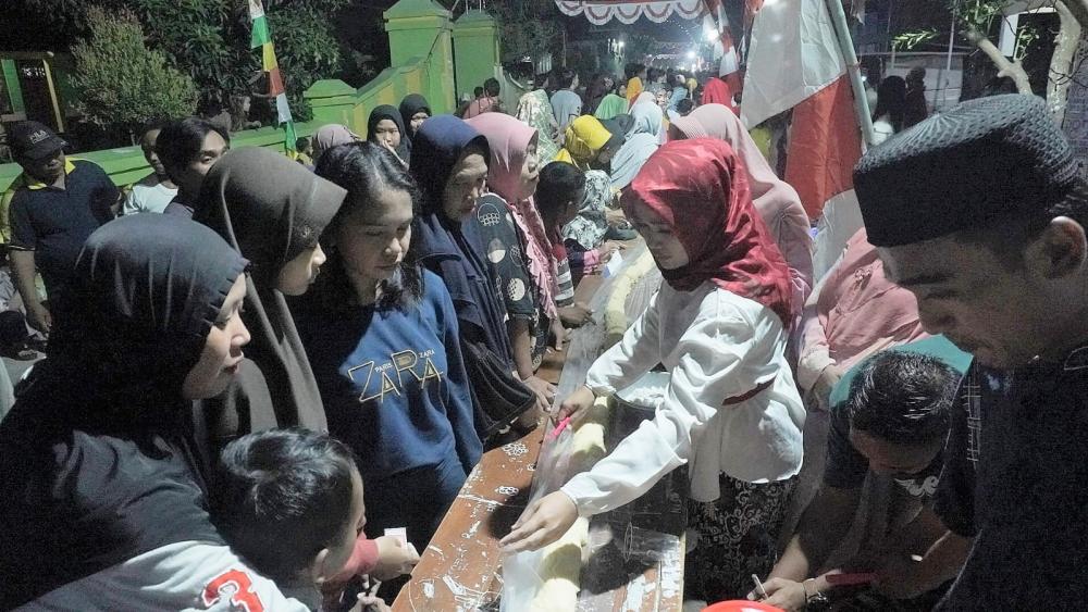 Warga Denasri Wetan Batang Pamerkan Getuk Lindri Sepanjang 350 Meter