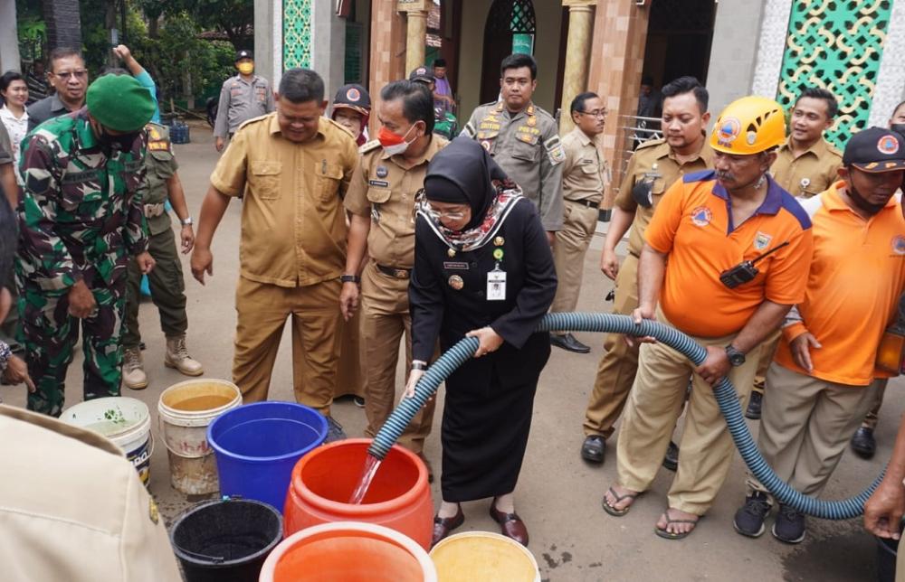 DISTRIBUSIKAN BANTUAN AIR BERSIH 