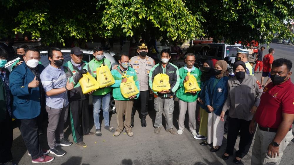Adanya Penyesuaian Harga BBM, Polres Batang Berikan Sembako dan Sosialisasikan Bantuan BLT