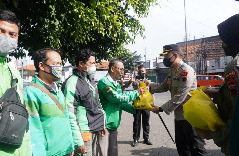 BERIKAN 750 PAKET SEMBAKO