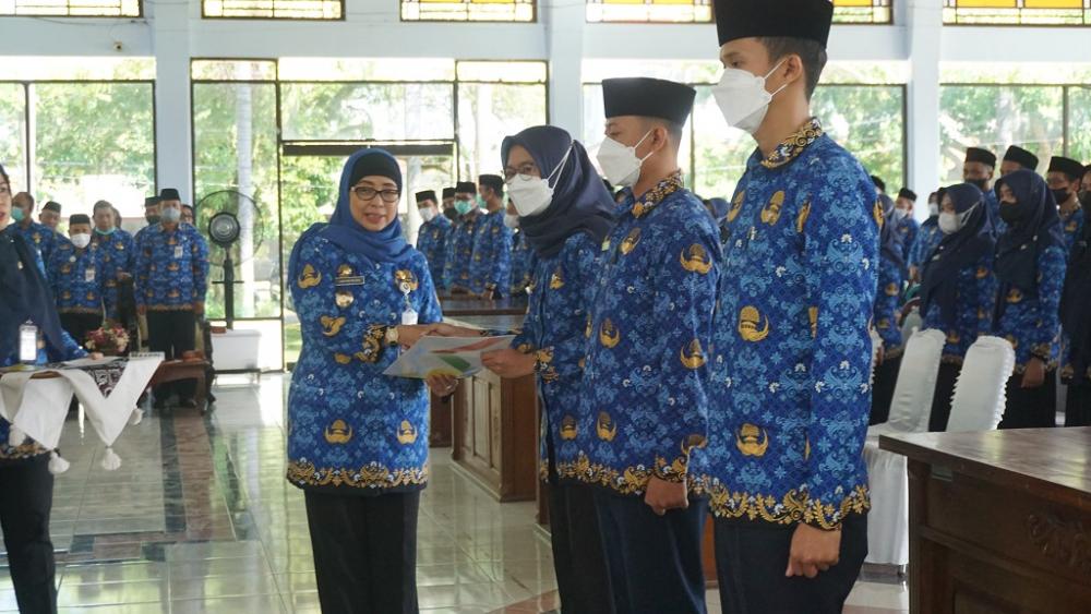 Pj Bupati Batang Serahkan 220 SK PNS Tahun 2019