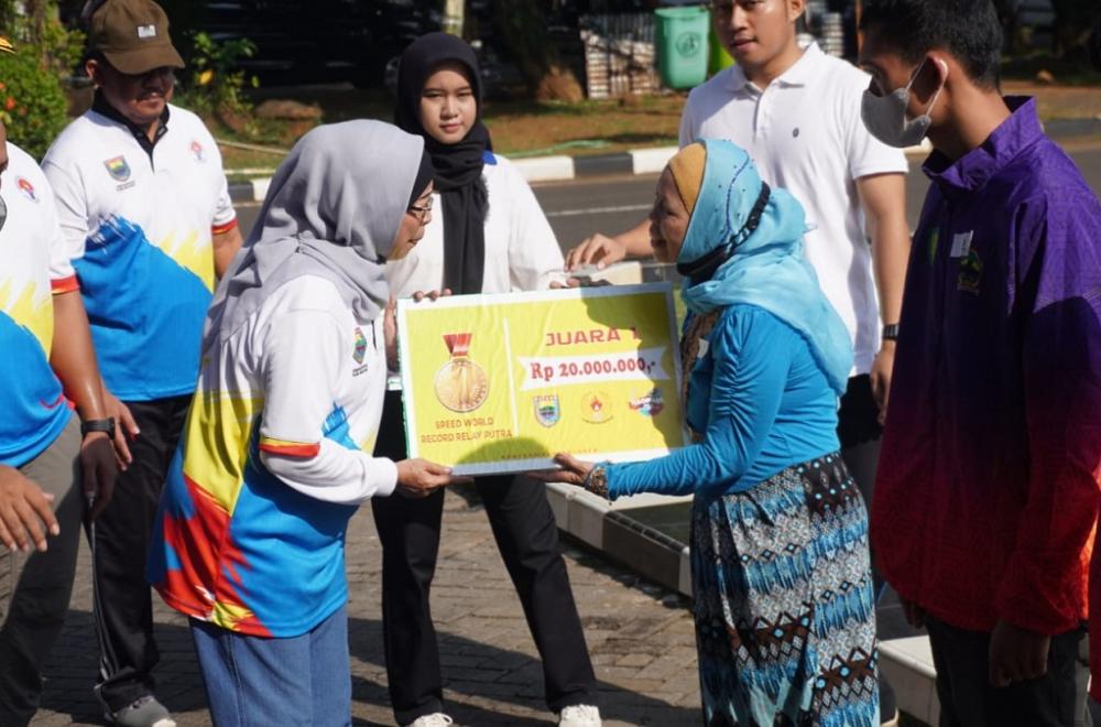 BERIKAN UANG APRESIASI ATLET BERPRESTASI