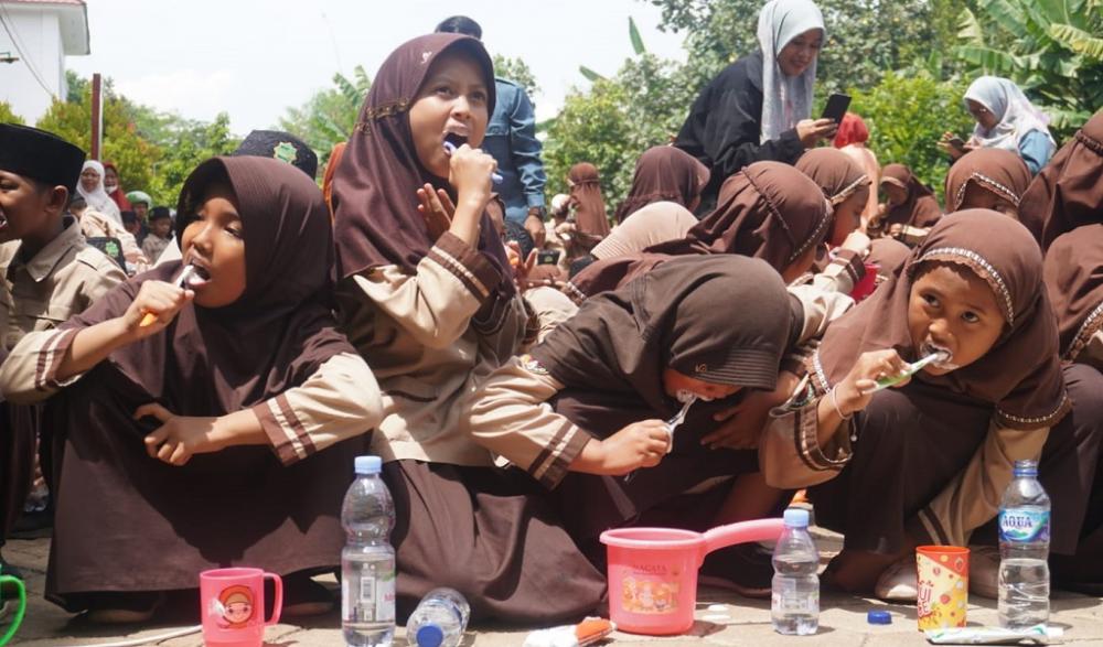 Aksi Sikat Gigi Serentak di Batang Pecahkan Rekor Muri Peserta Terbanyak