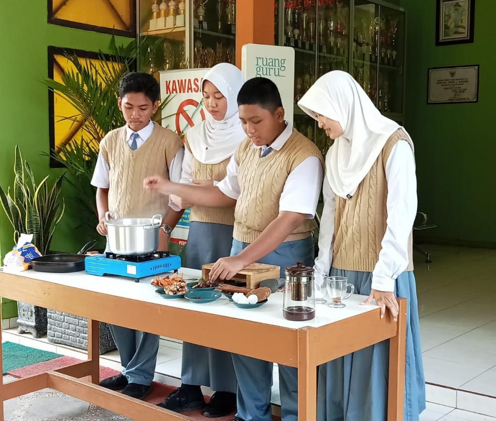 Sekolah BRIDGE Australia-Indonesia Bertukar Menu Tradisional