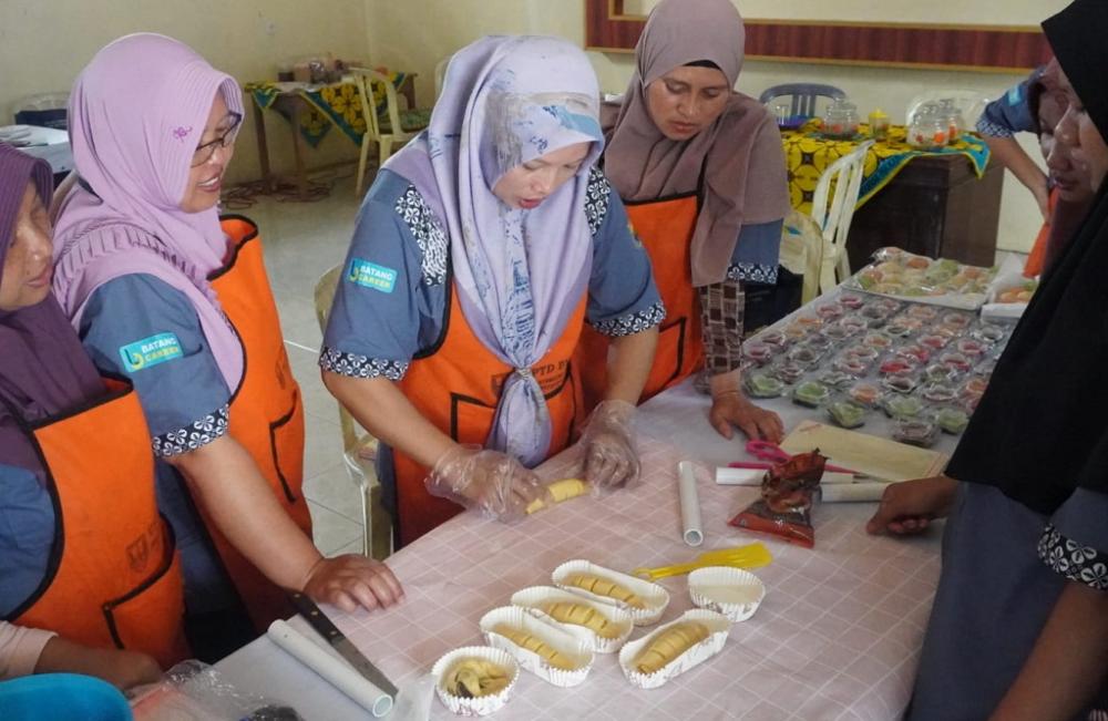 MENGGULUNG ADONAN ROTI