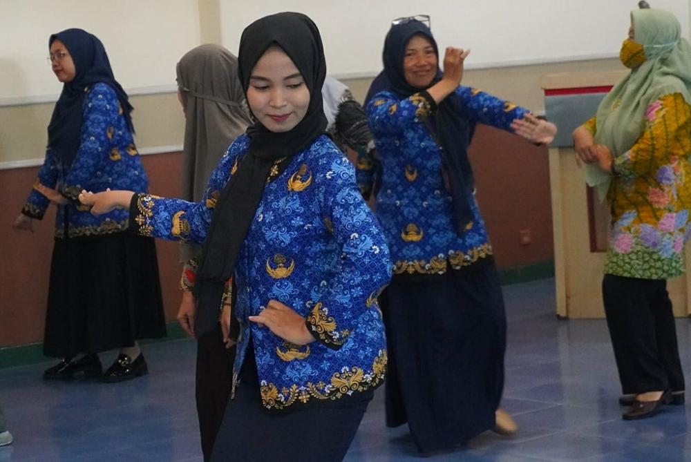 PRAKTIKKAN TEKNIS DASAR TARI 