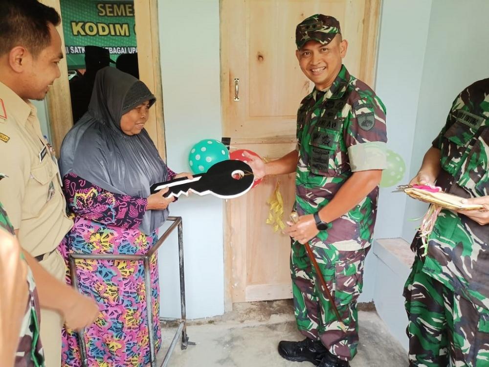 Dandim Batang Wujudkan Impian Sundari Miliki Rumah Layak Huni