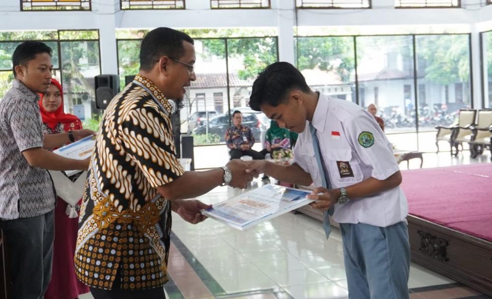 BANTUAN BIAYA PENDIDIKAN MENENGAH AKHIR