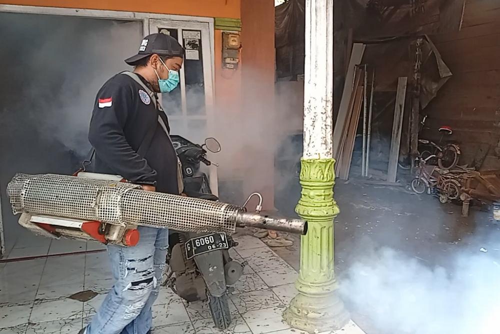 Warga Kauman Terserang DBD, Petugas Lakukan Pengasapan