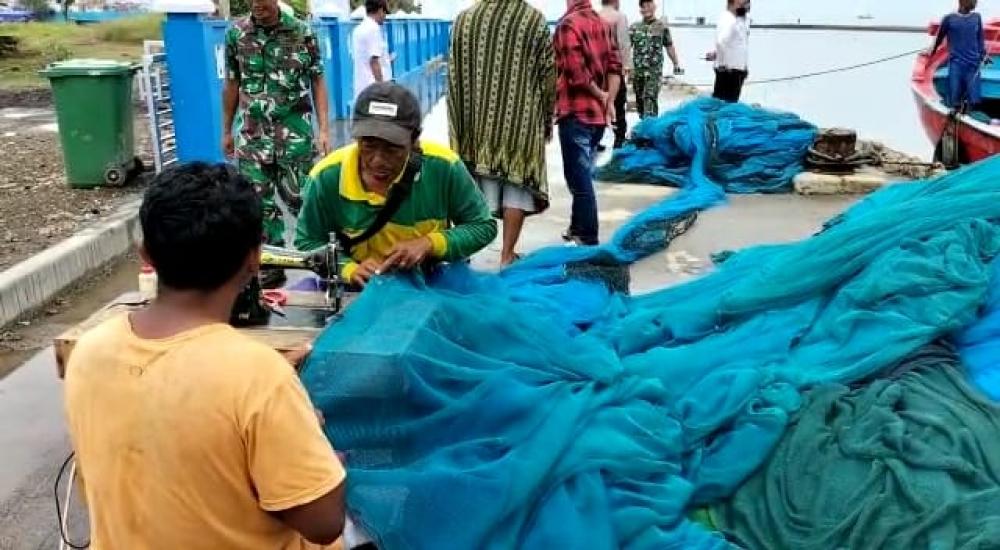 Cuaca Buruk di Batang, Bawa Berkah Bagi Jasa Penjahit Jaring Penangkap Ikan