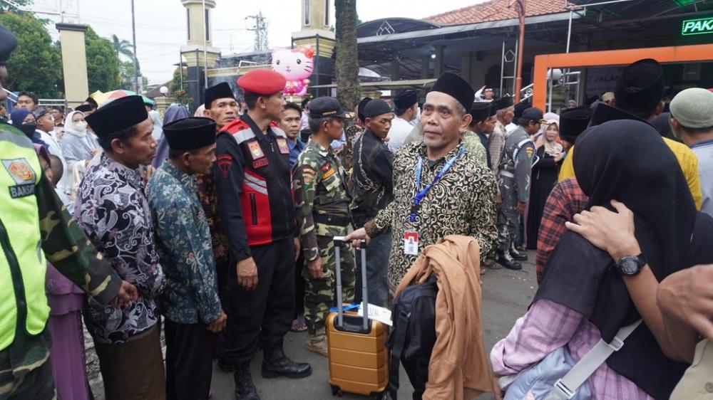 Pj Bupati Batang Berangkatkan 103 Jamaah Umroh