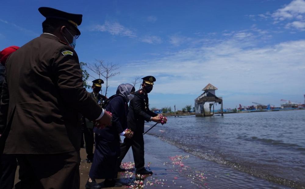 TABUR BUNGA di PANTAI SIGANDU