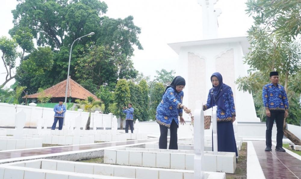 Peringati HUT KORPRI Ke-51, Pemkab Batang Hormati Jasa Pahlawan dengan Ziarah