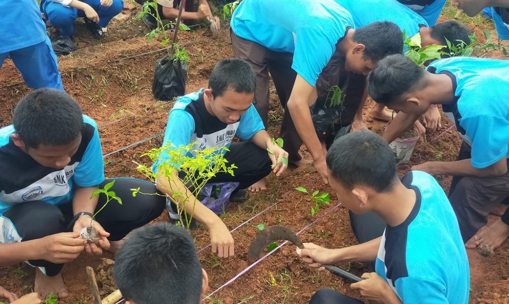 PELAJAR MANFAATKAN LAHAN SEKOLAH