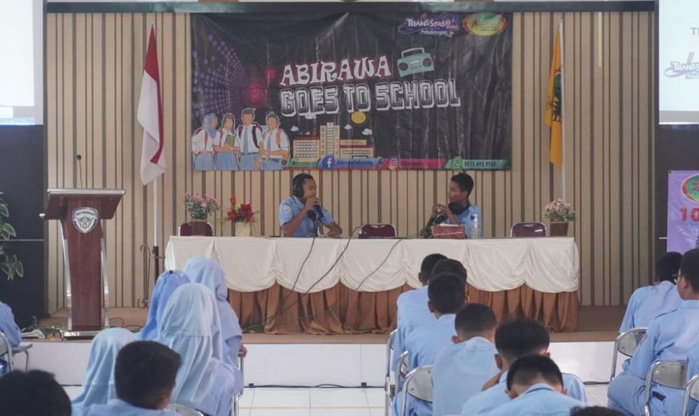 Goes To School Radio Abirawa Batang, Ajarkan Siswa Pentingnya Public Speaking