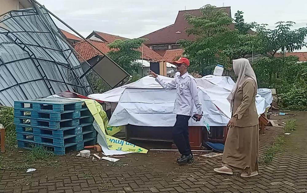 Puting Beliung Melanda, Tenda Vaksinasi di Batang Roboh