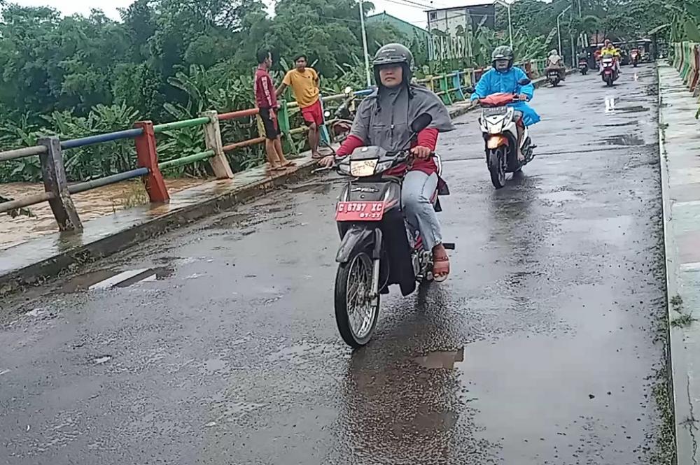 Pantura Banjir, Warga Manfaatkan Jalur Alternatif