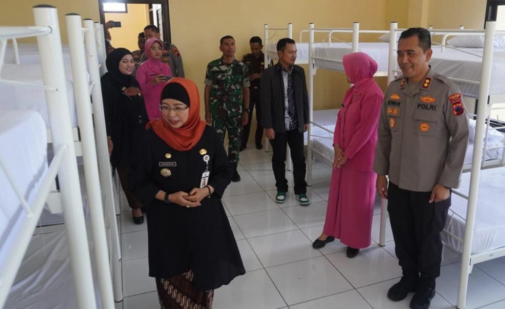 TINJAU BARAK POLRES BATANG