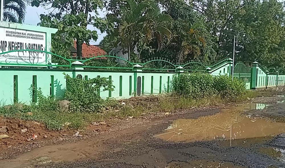 Jalan ke Sekolah Rusak, Warga Minta Ada Perbaikan